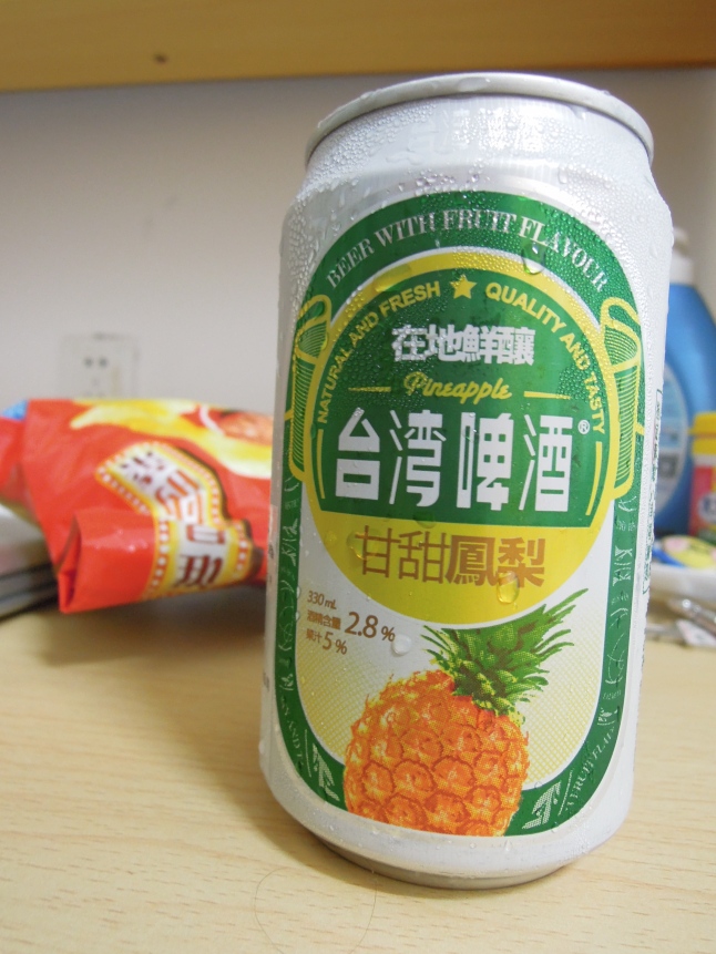 Pineapple flavored Taiwanese beer with a whole 2.8% alcohol (and 5% juice). "Texas Grilled BBQ" flavor Lays chips in the background.